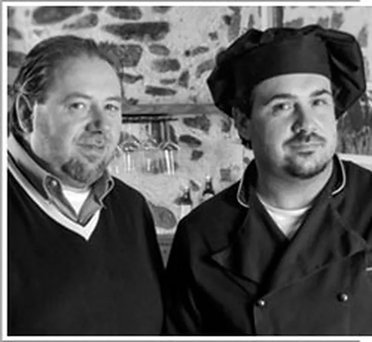 Andrea e Alessandro Daprà, in una foto in bianco e nero davanti a un muro di pietra