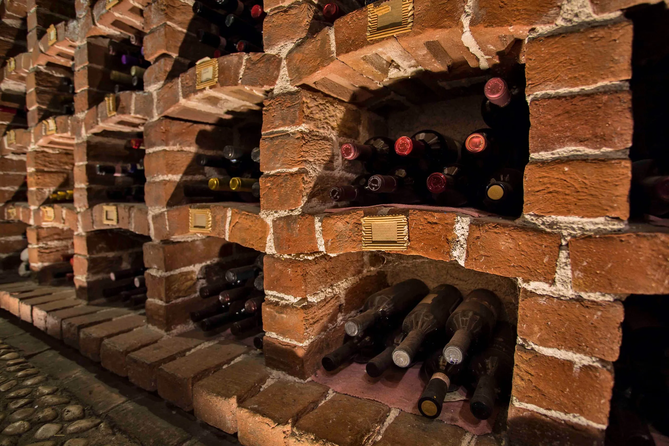 Scorcio delle nicchie in mattoni della cantina
