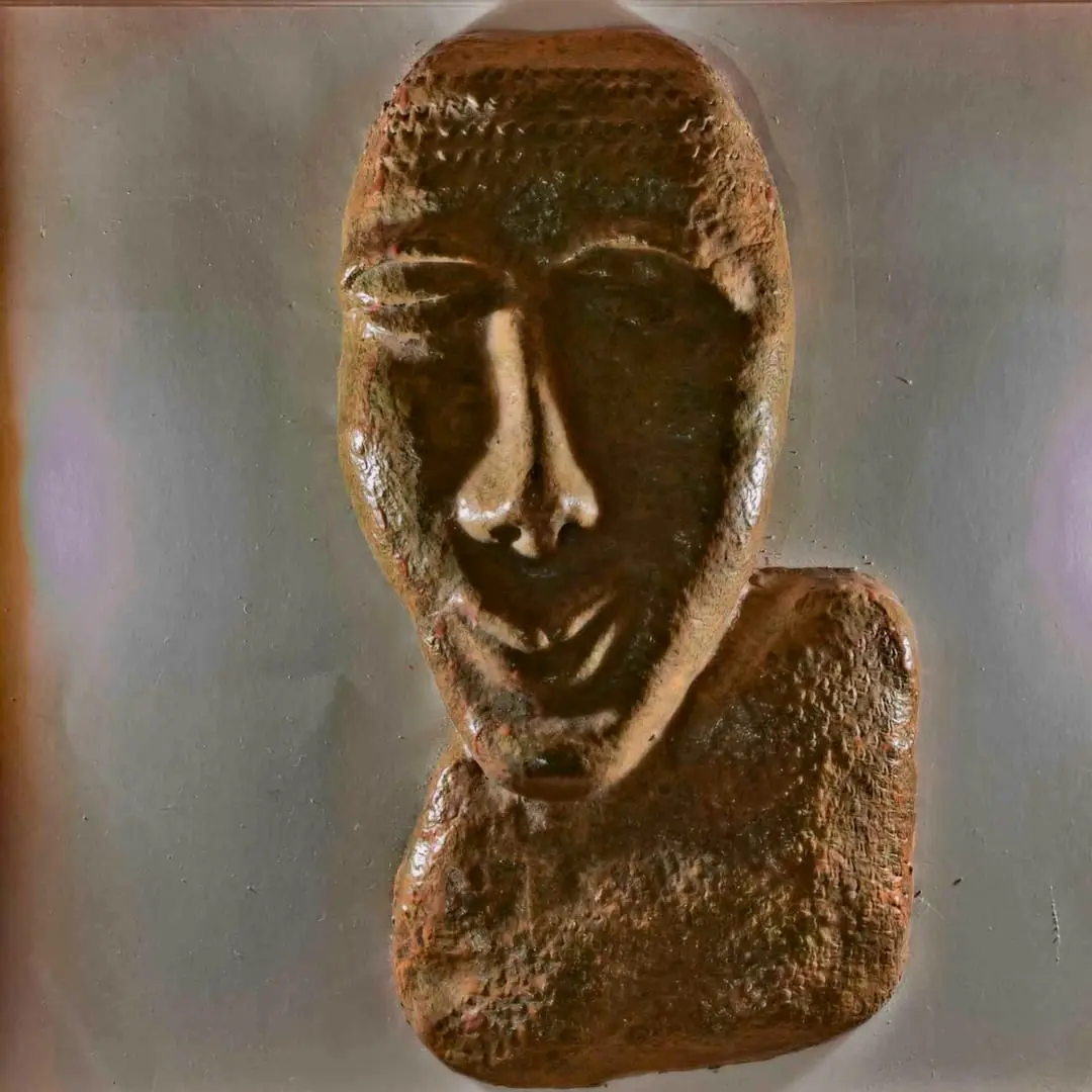 Luce di cortesia a scultura, con un volto alla maniera di Modigliani