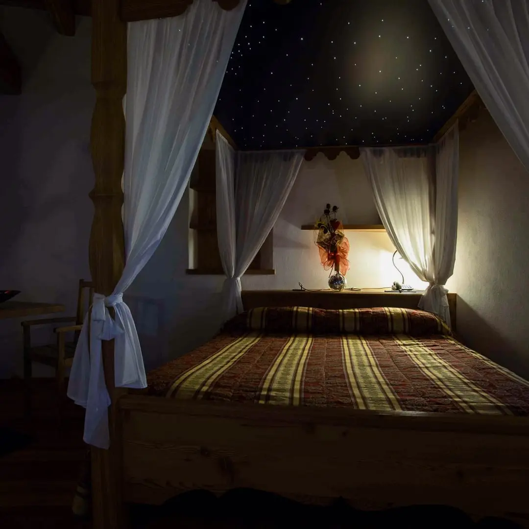 Letto a baldacchino con il cielo stellato acceso