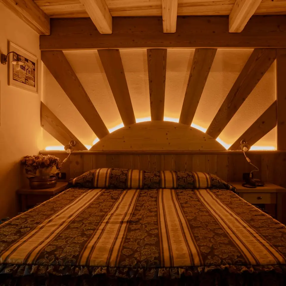 Letto con la testiera a raggiera illuminata, suite Marco Pantani
