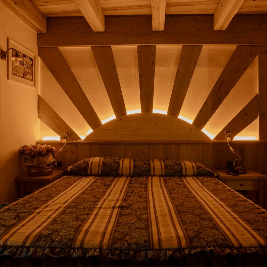 Letto con la testiera a raggiera illuminata, suite Marco Pantani