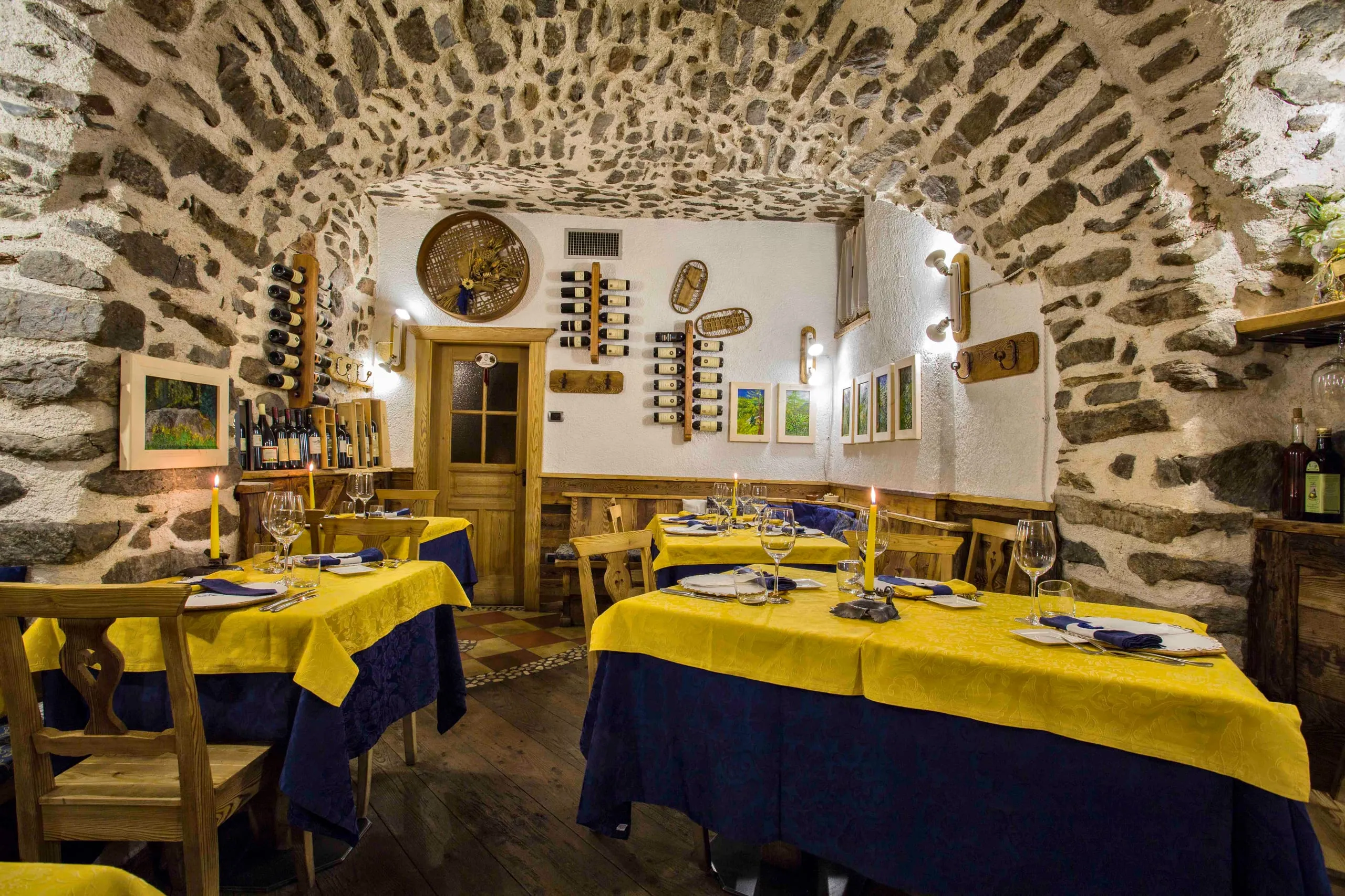 Sala dell'osteria sotto la volta in pietra, vista d'insieme