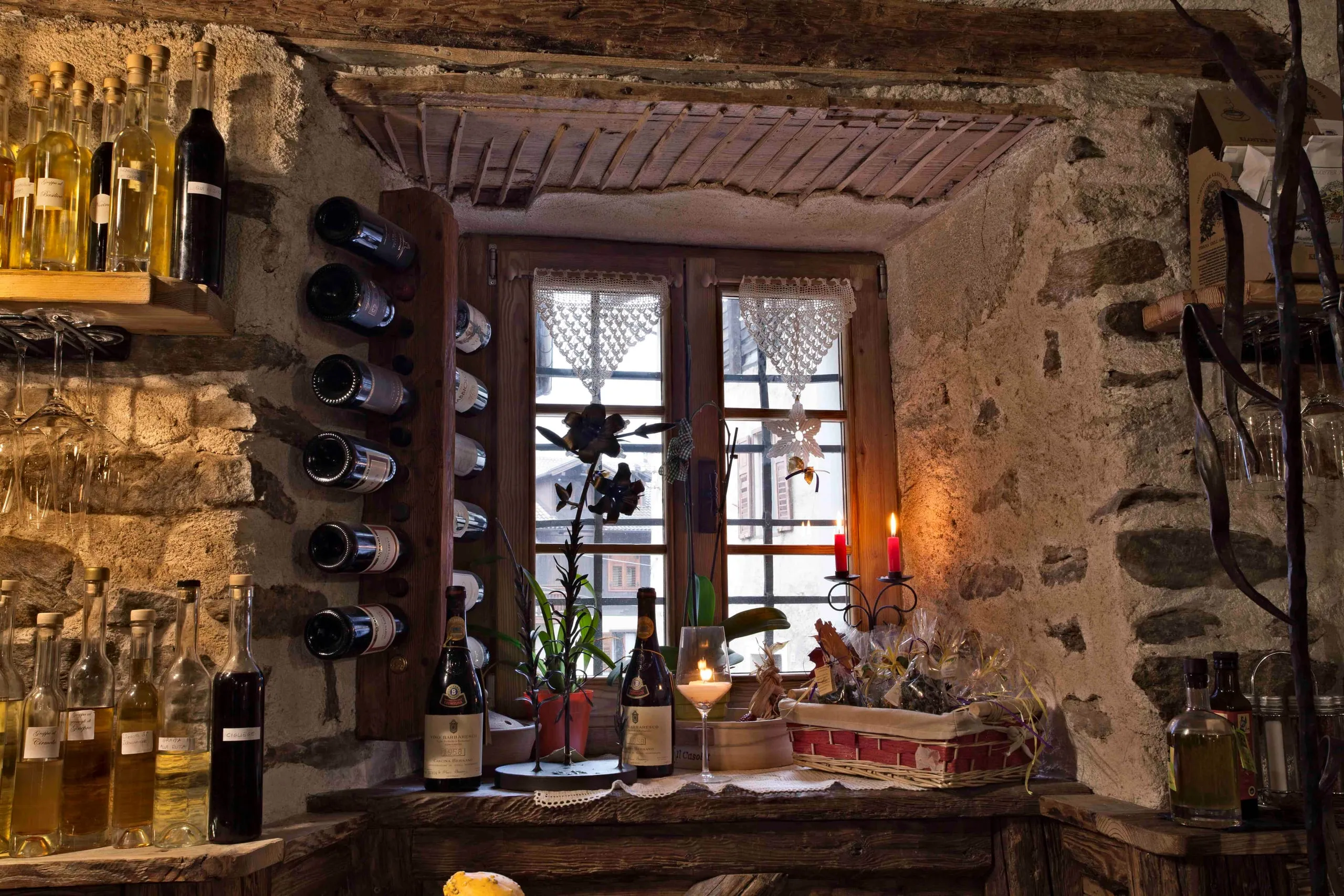 Finestra della sala con le bottiglie e le candele