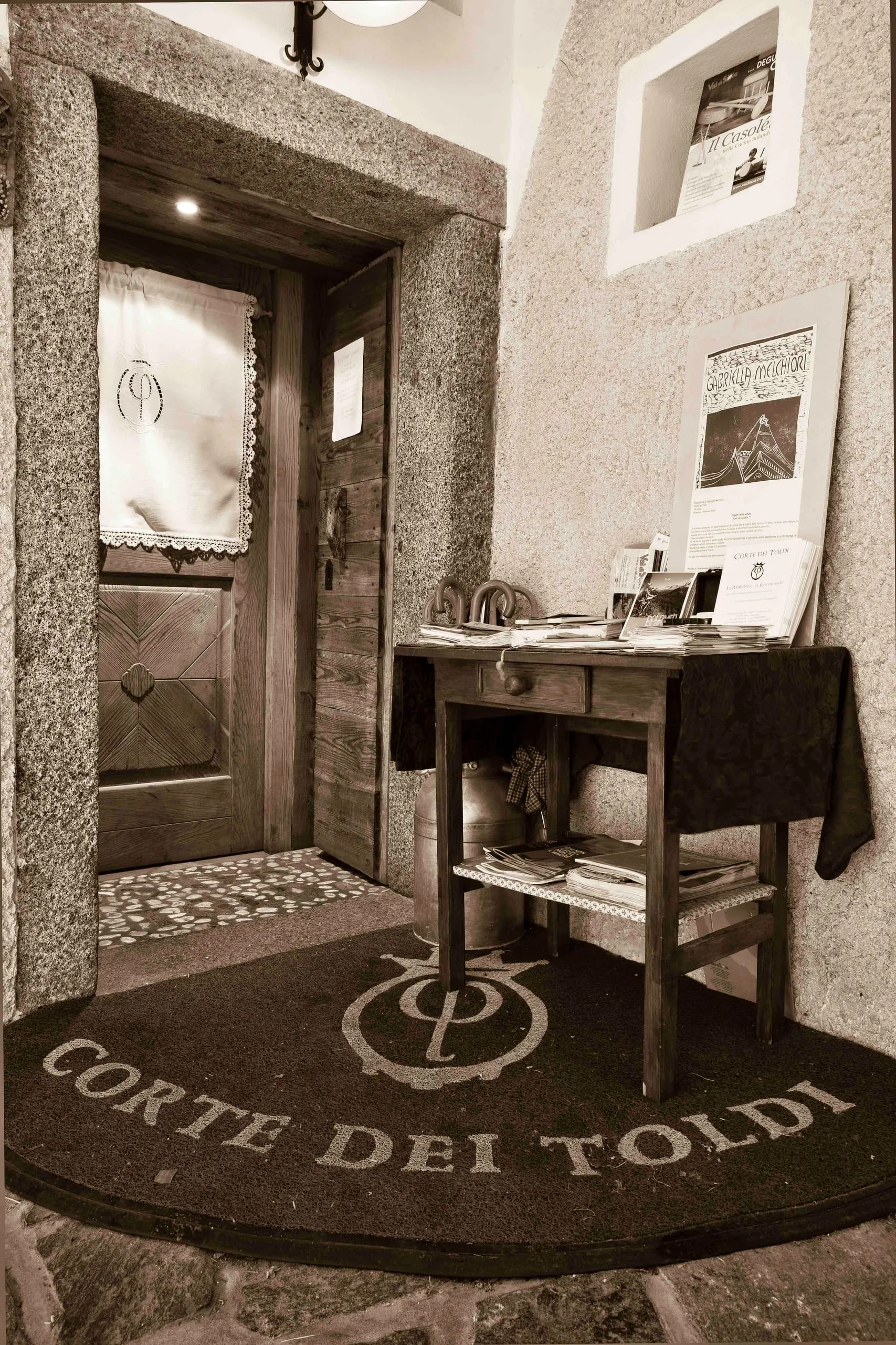 Ingresso dell'osteria con il tappeto della Corte dei Toldi