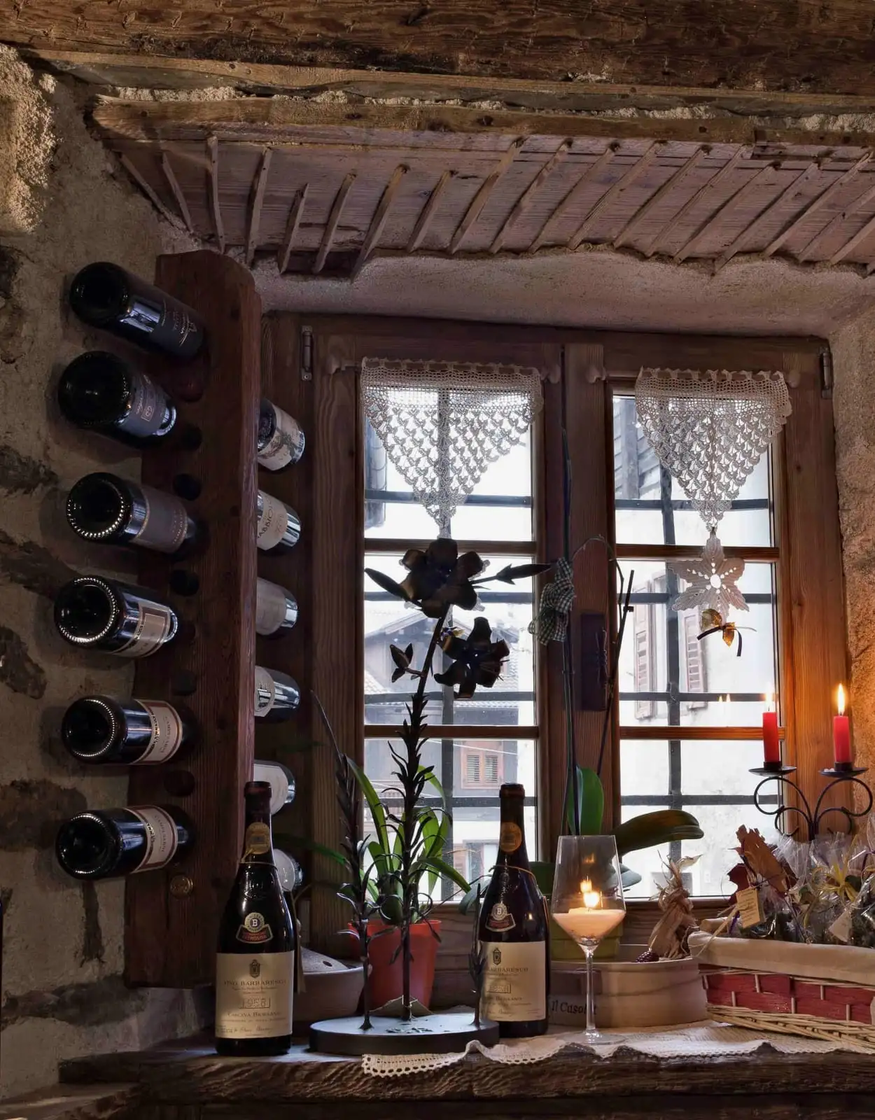Finestra della sala con le bottiglie e le candele