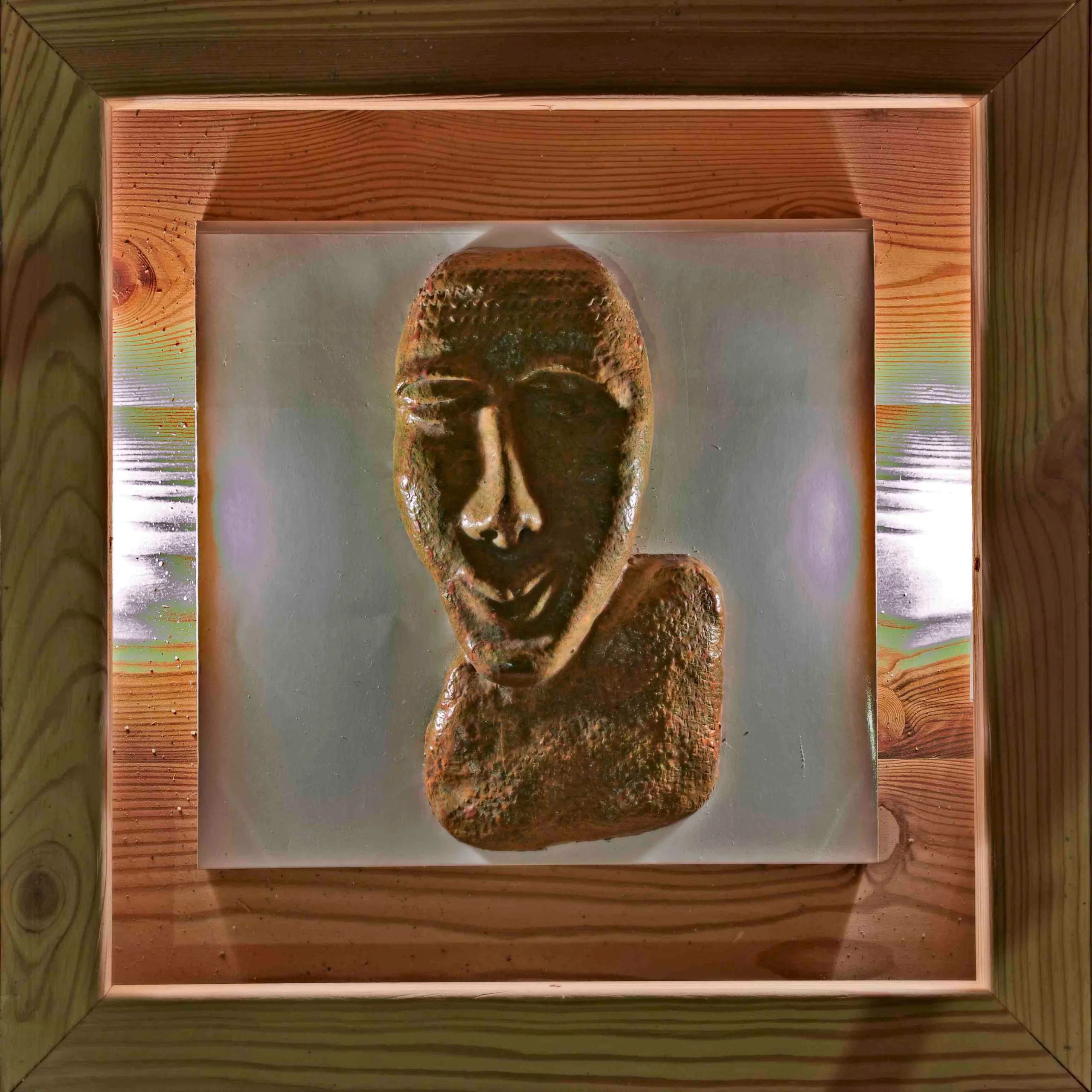 Luce di cortesia a scultura, con un volto alla maniera di Modigliani