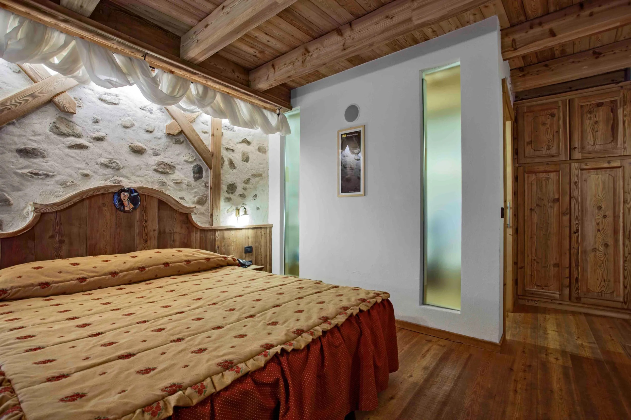 Letto e armadio della suite Amedeo Modigliani