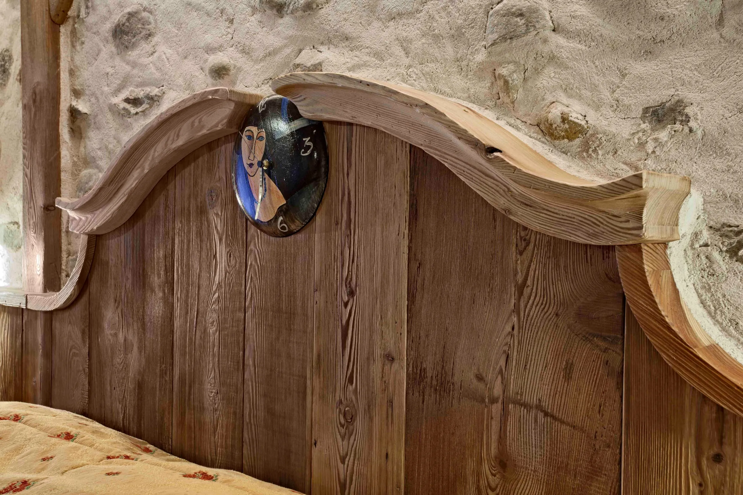 Testiera in legno decorata della suite Amedeo Modigliani