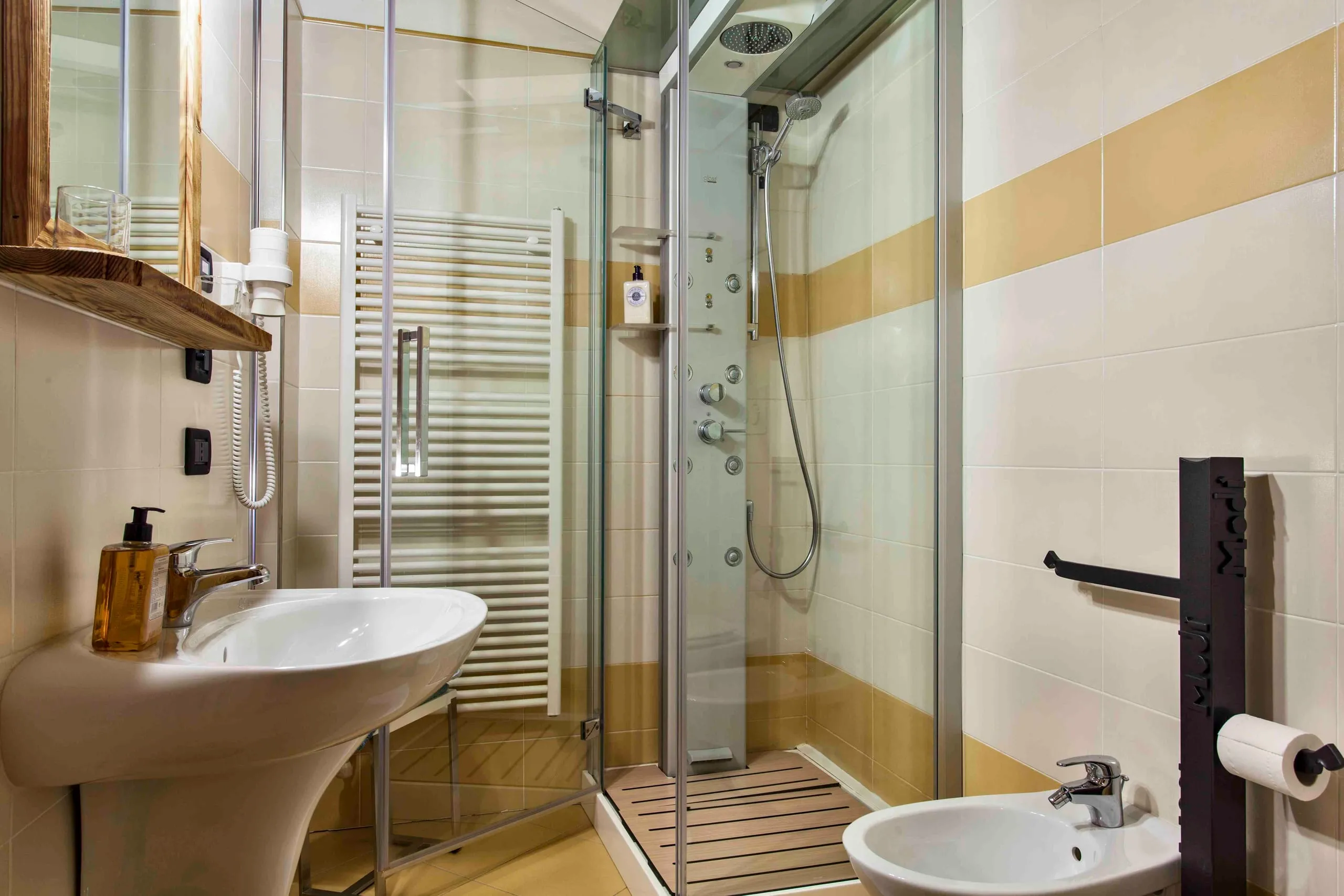 Bagno con doccia della suite Amedeo Modigliani
