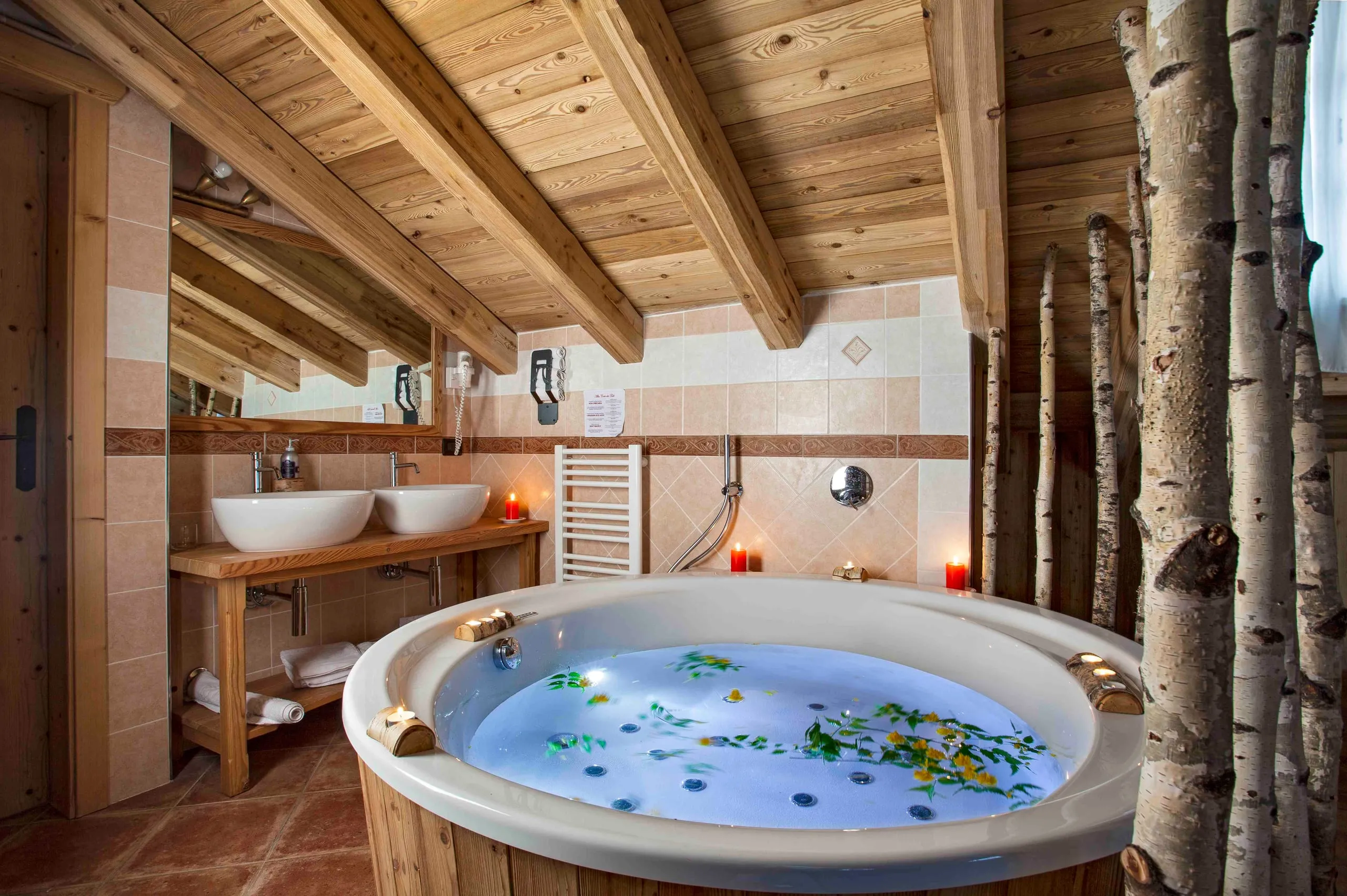 Vasca idromassaggio rotonda e doppio lavabo della suite Archimede