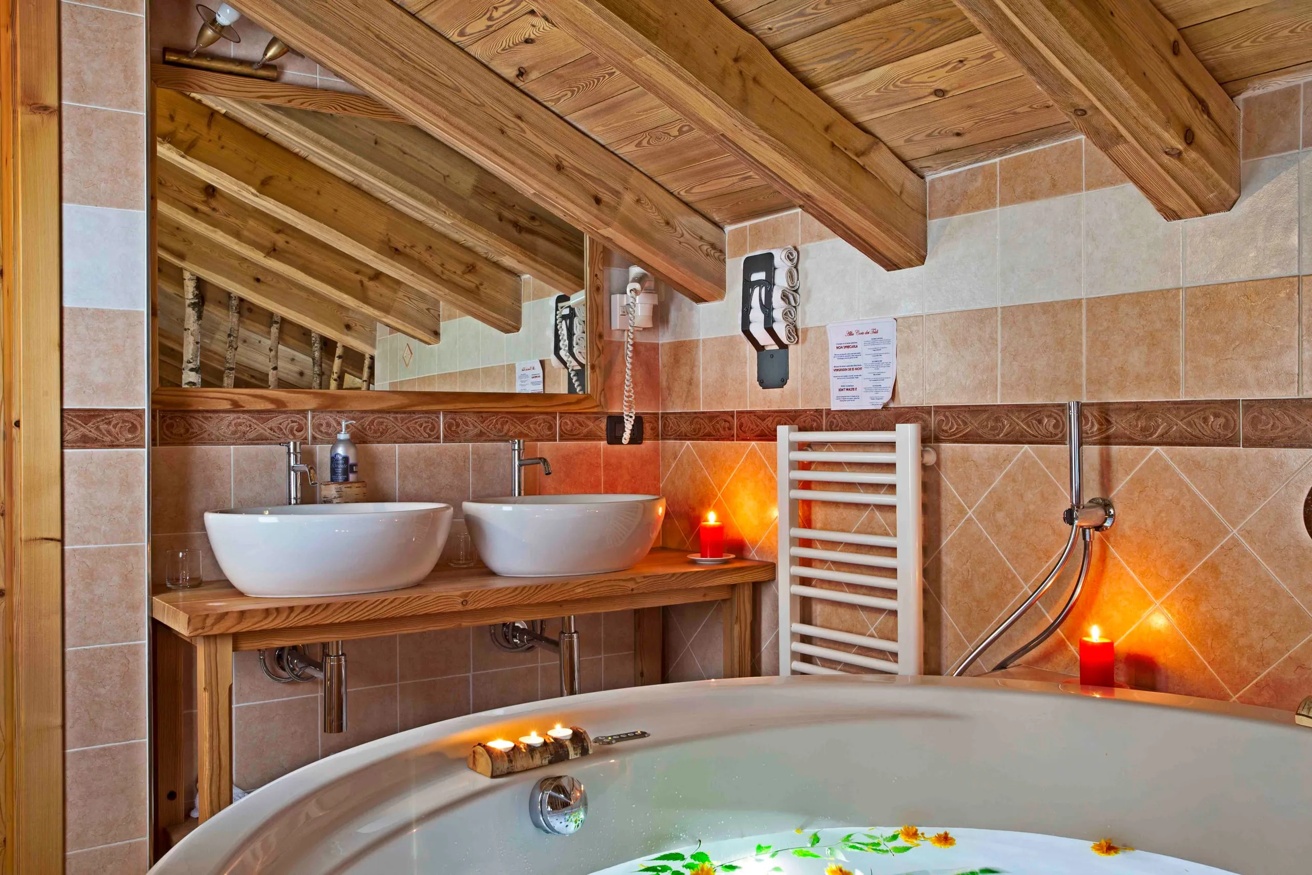 Doppio lavabo e vasca rotonda nel bagno della suite Archimede