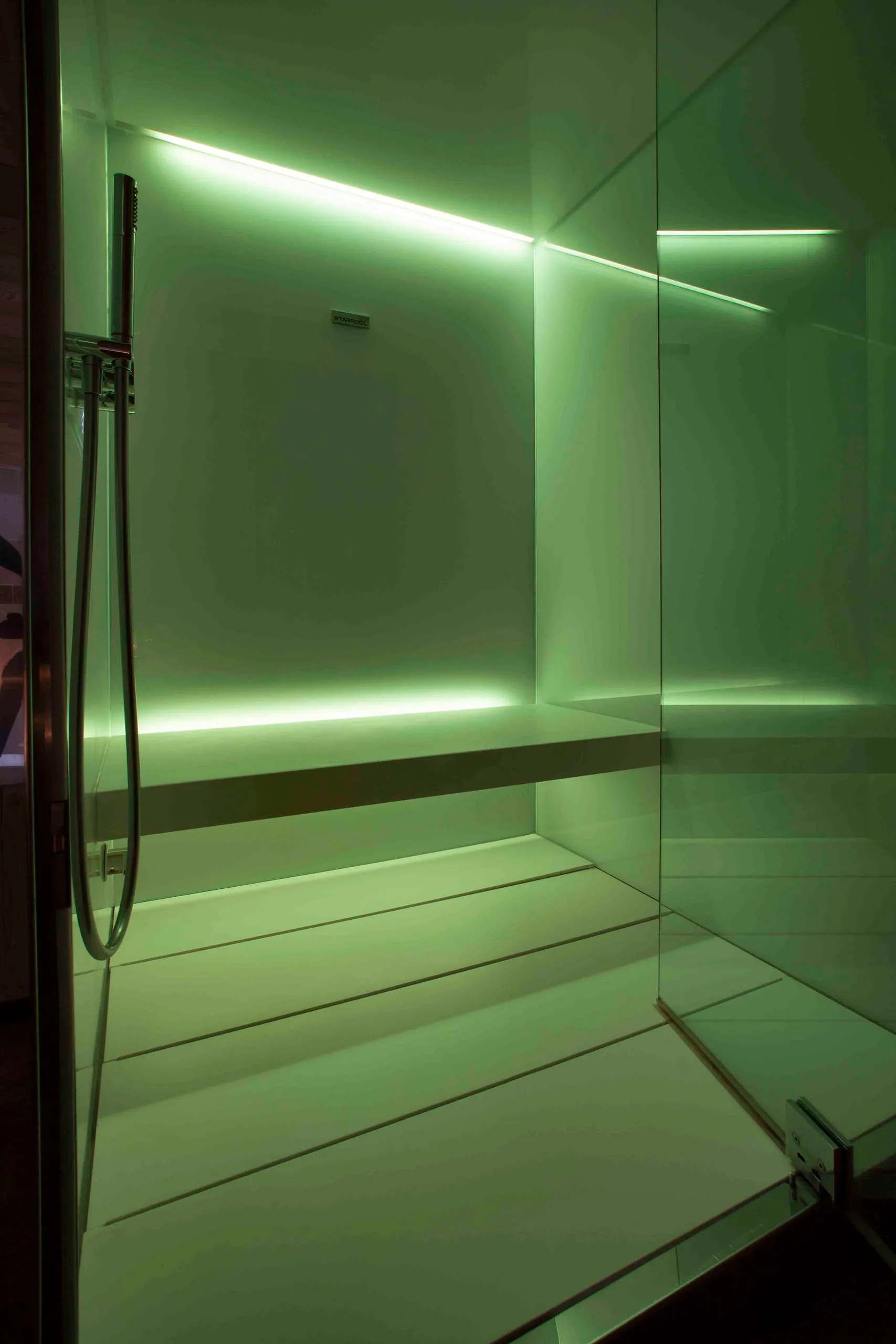 Cabina multifunzione con la luce verde della cromoterapia