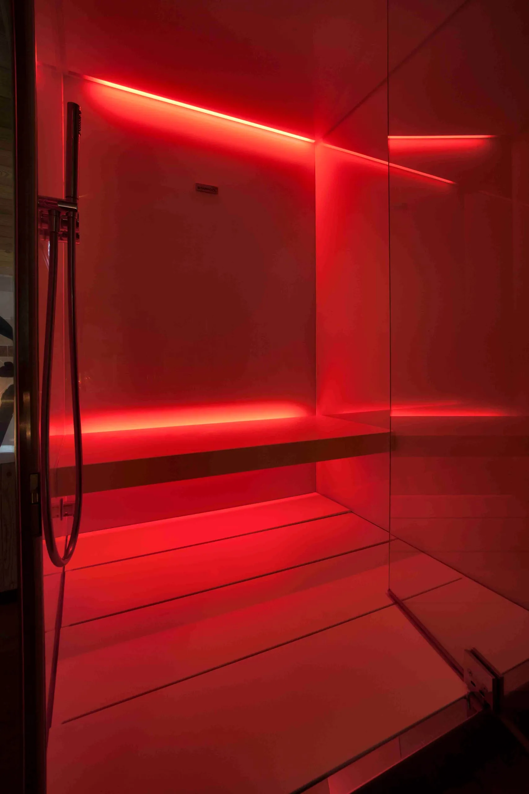 Cabina multifunzione con la luce rossa della cromoterapia