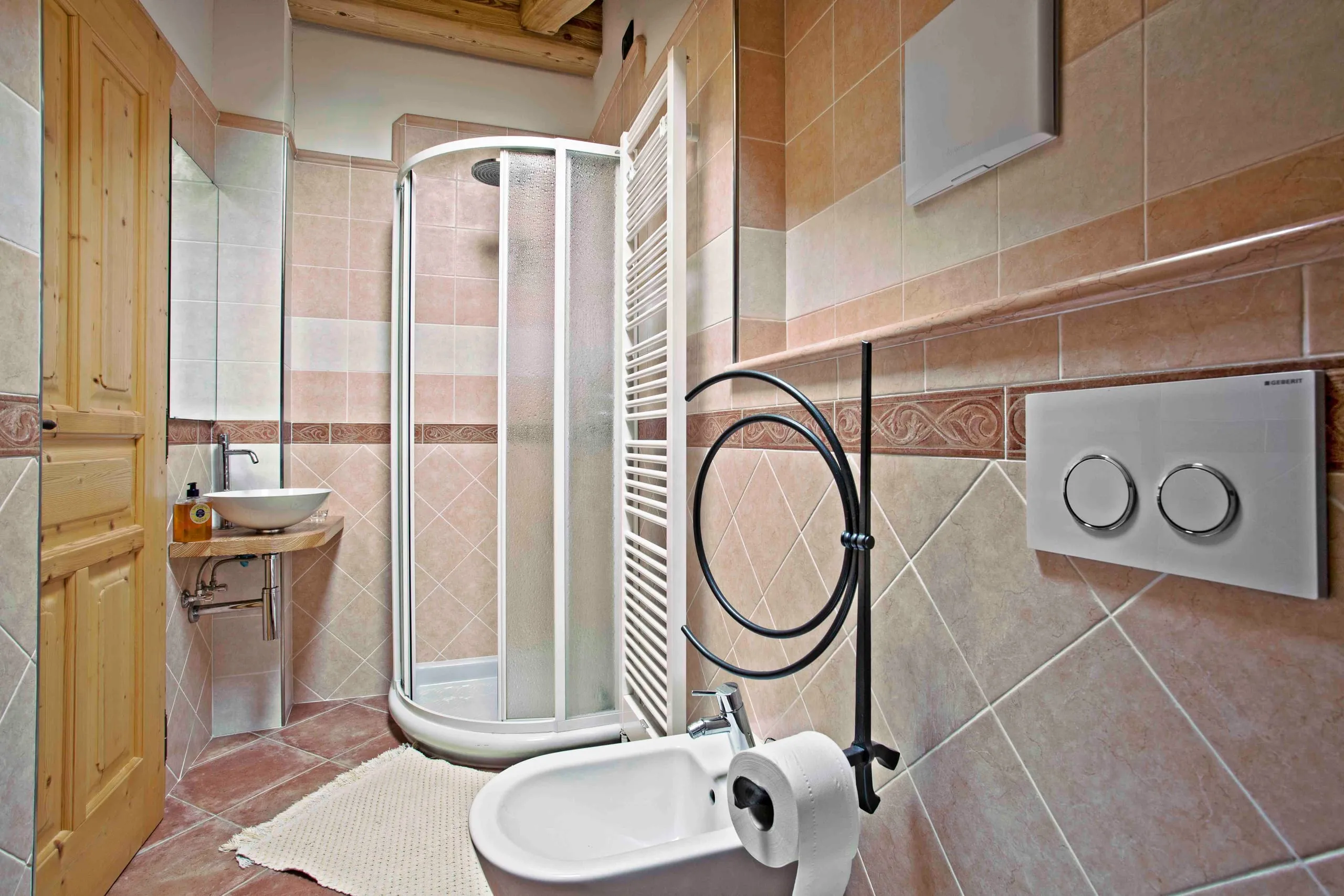 Bagno con box doccia della suite Archimede