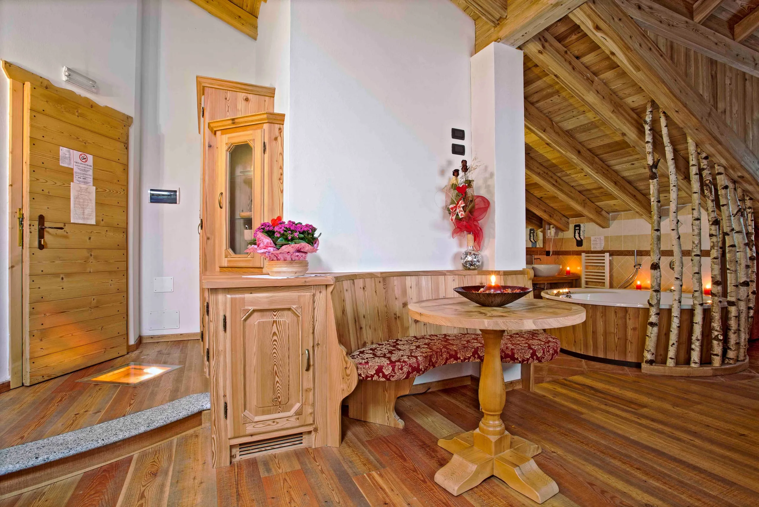 Ingresso della suite Archimede con il tavolino rotondo