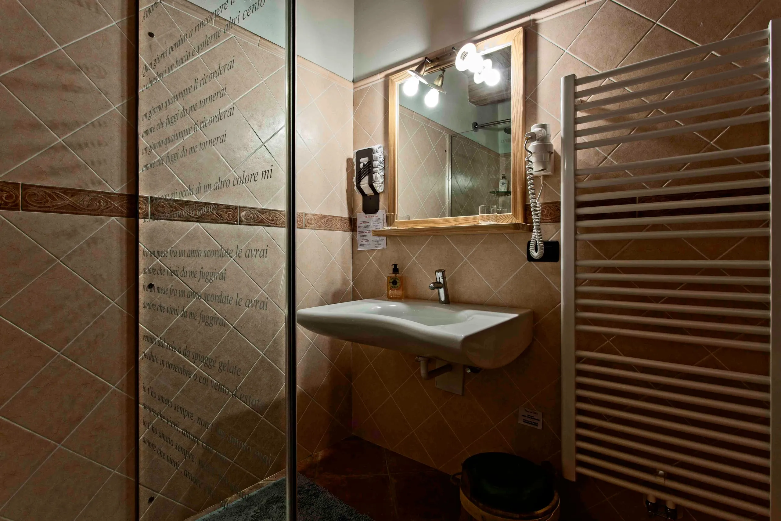 Lavabo del bagno della suite Fabrizio De André