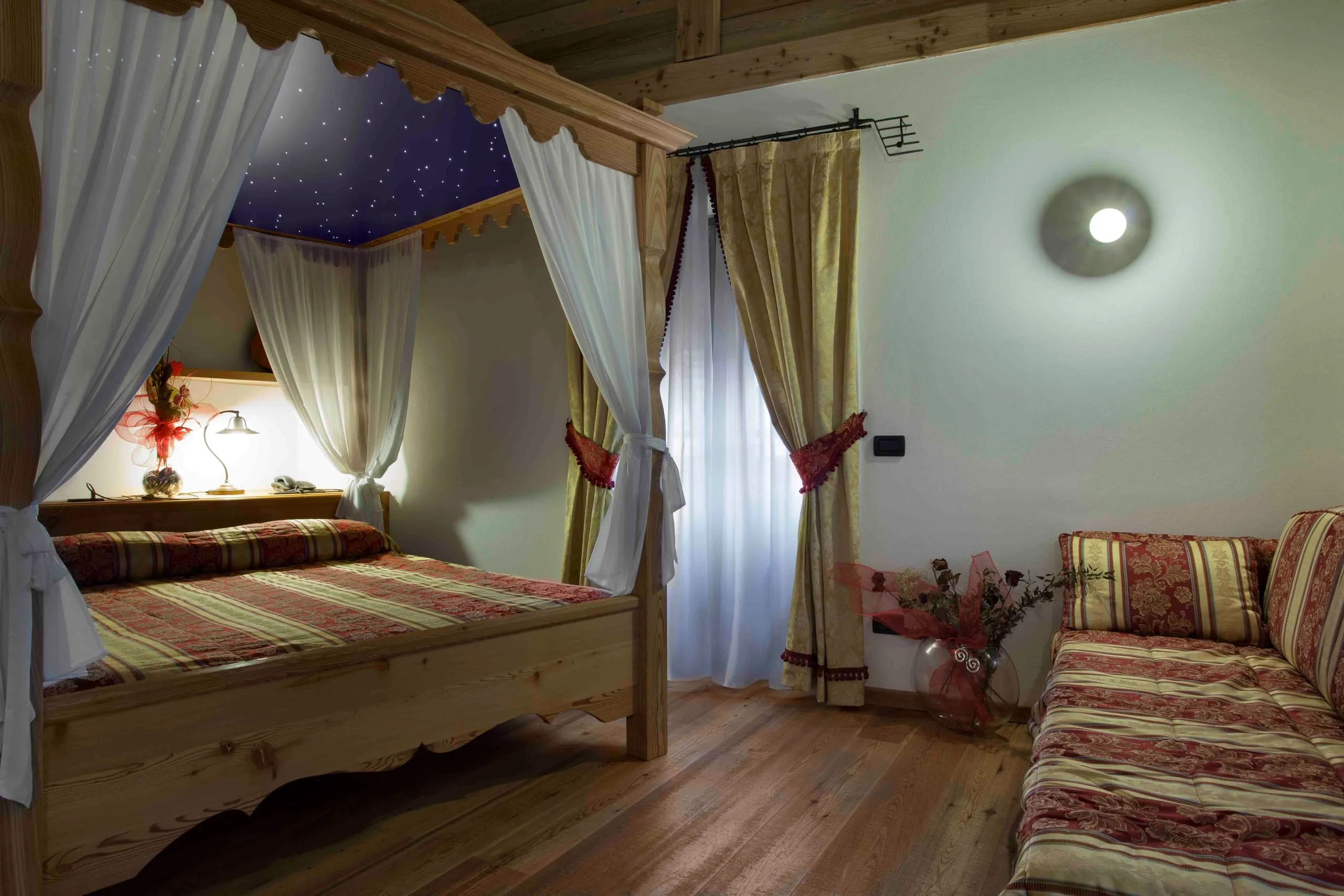 Letto a baldacchino sotto il cielo stellato, suite Fabrizio De André
