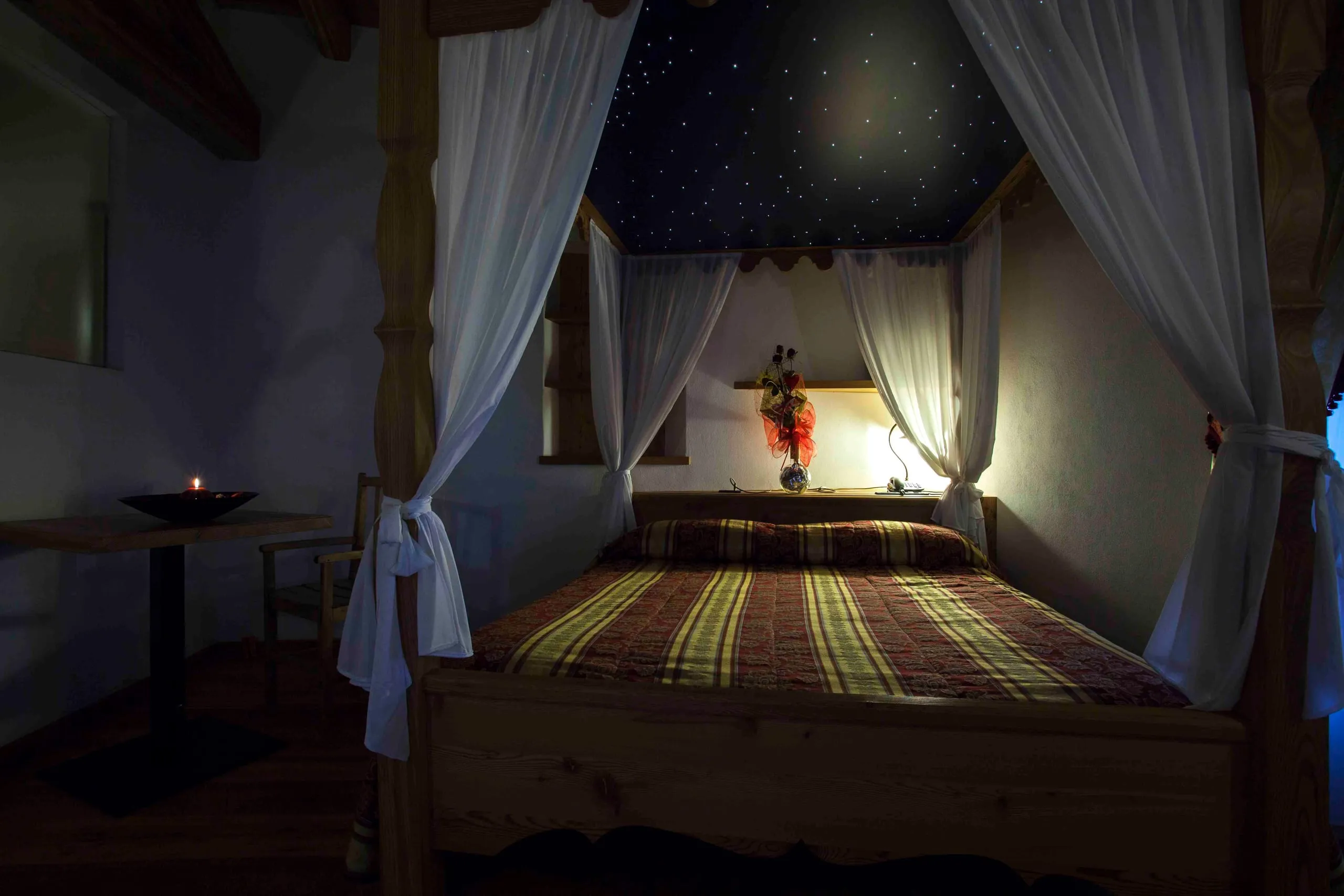 Letto a baldacchino con il cielo stellato acceso