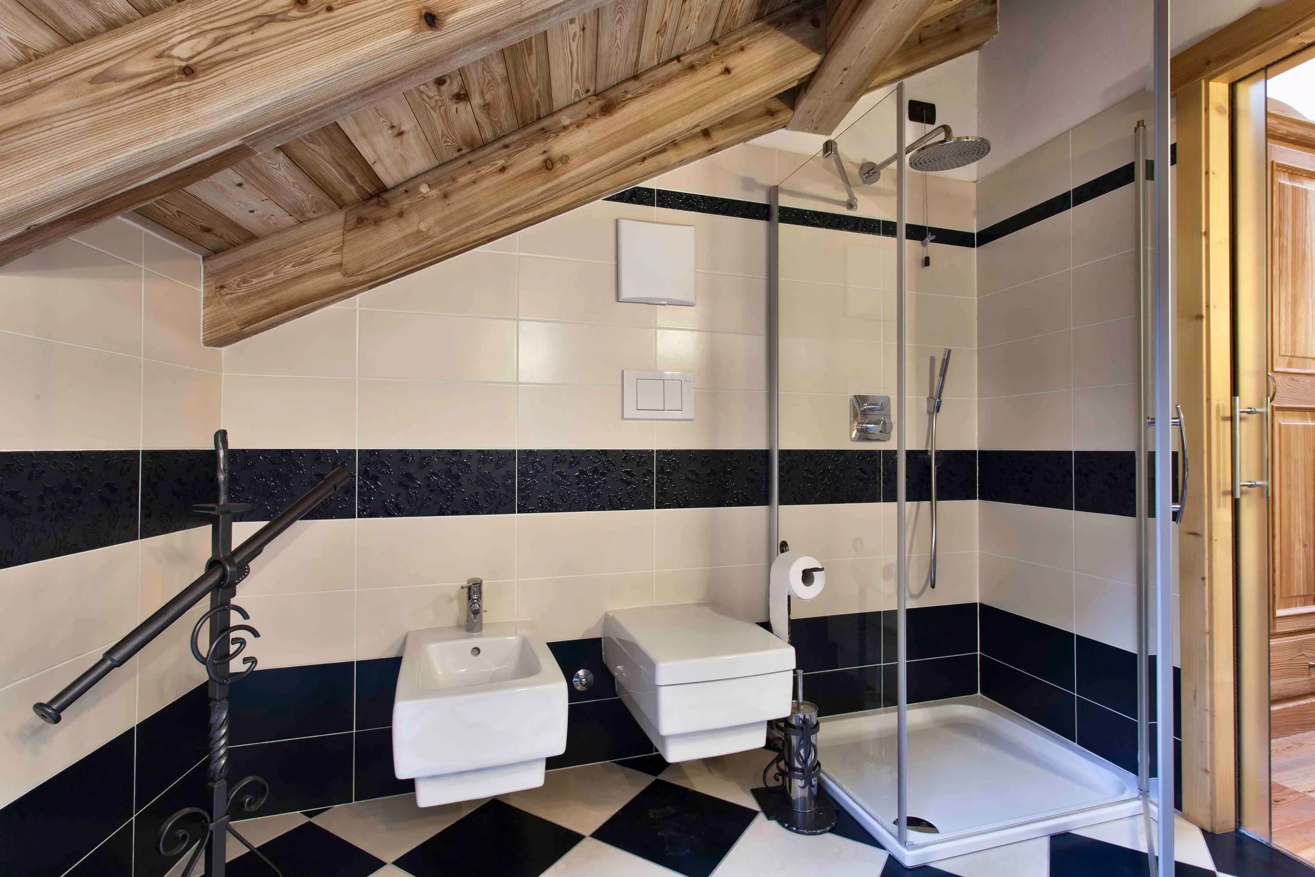 Bagno con doccia e pavimento a scacchi della suite Galileo Galilei