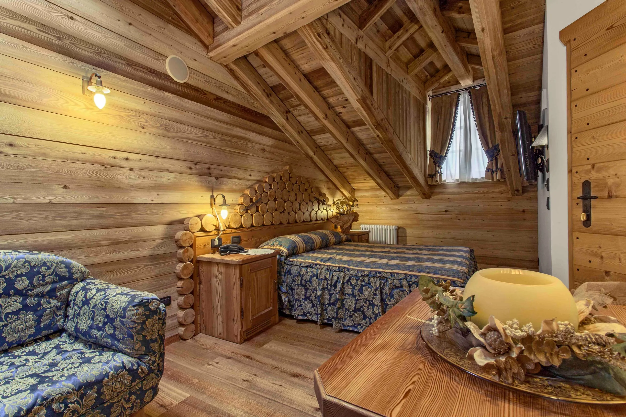 Suite Galileo Galilei: letto, divano e tetto in legno