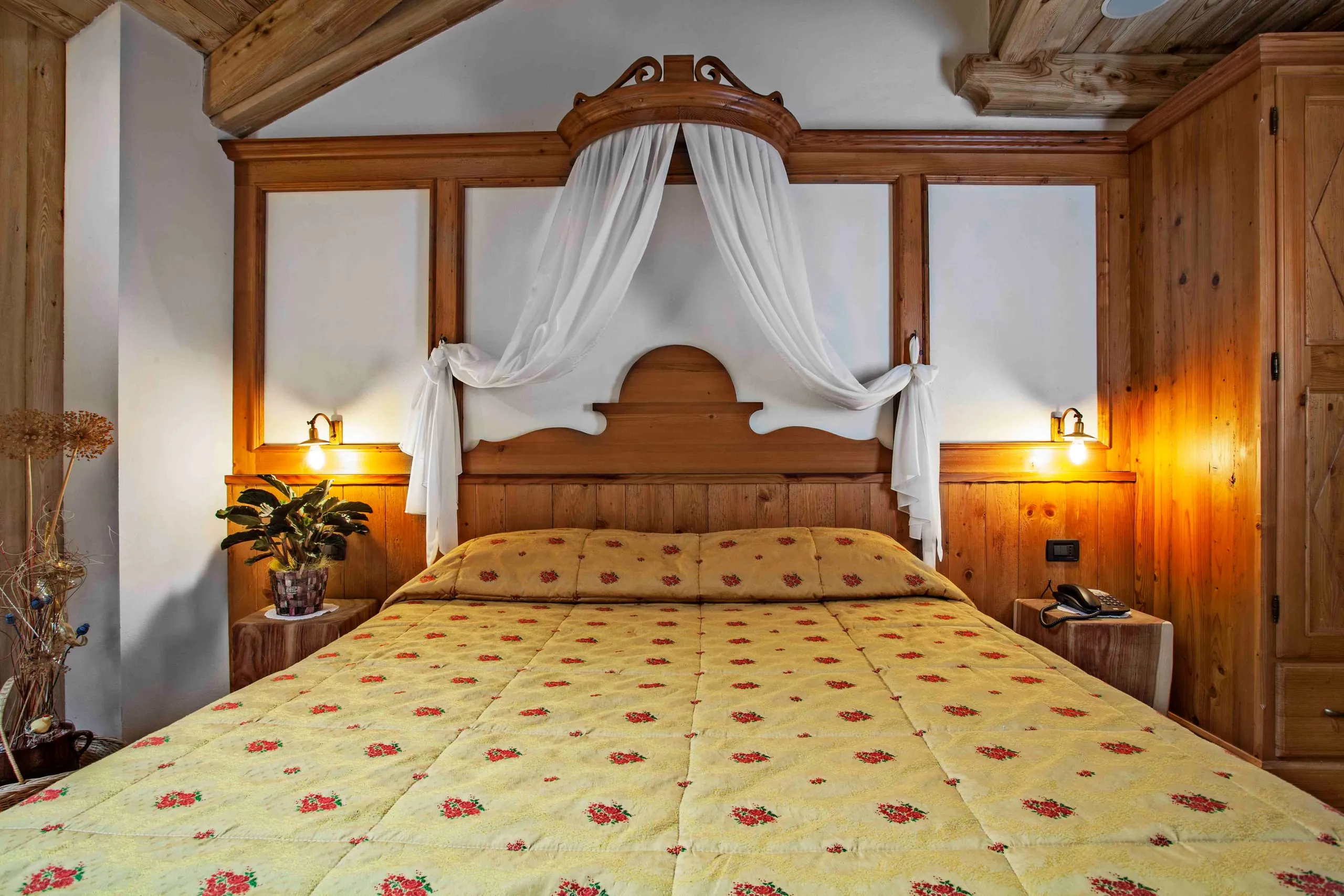 Letto della suite Leonardo da Vinci con il drappo bianco