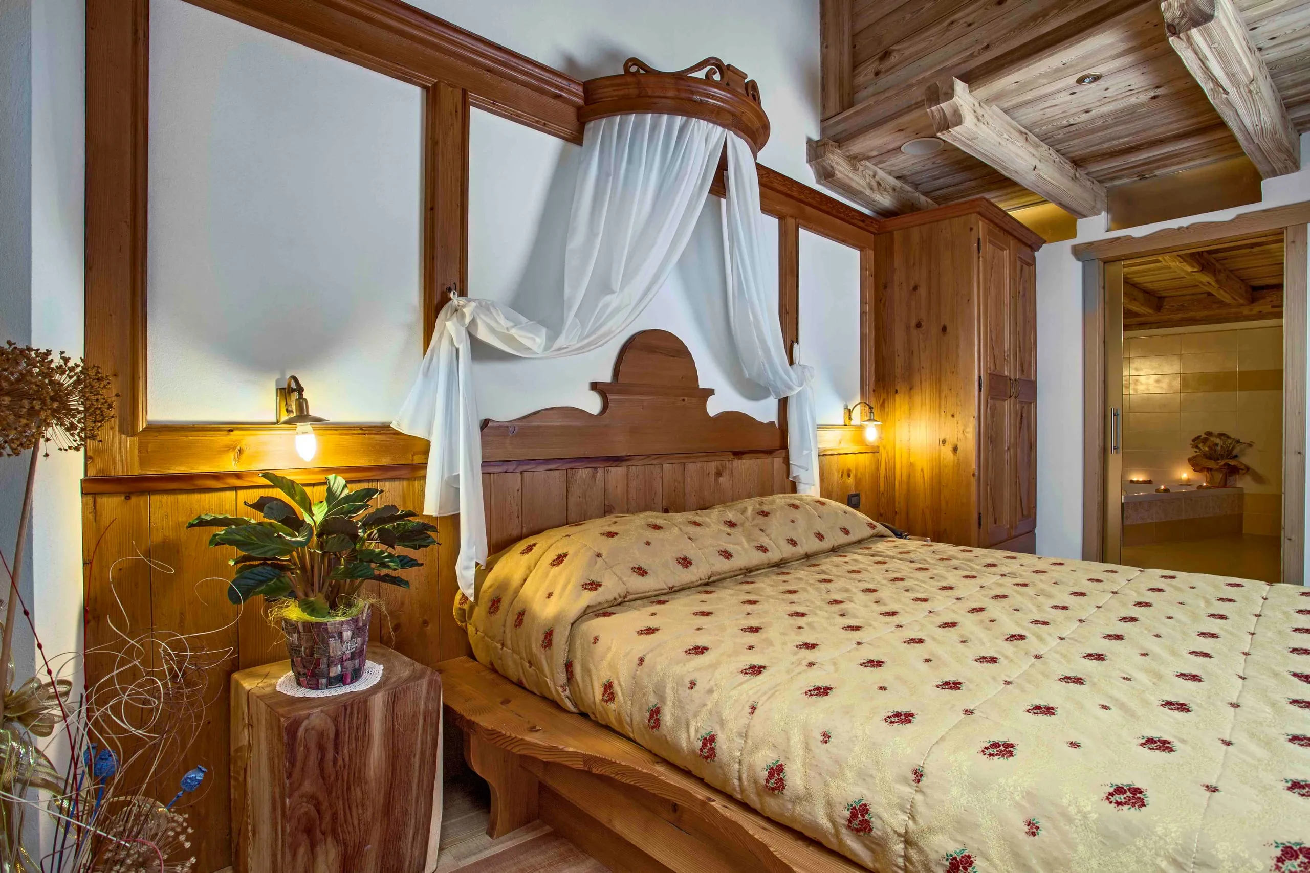 Letto e comodino in tronco della suite Leonardo da Vinci