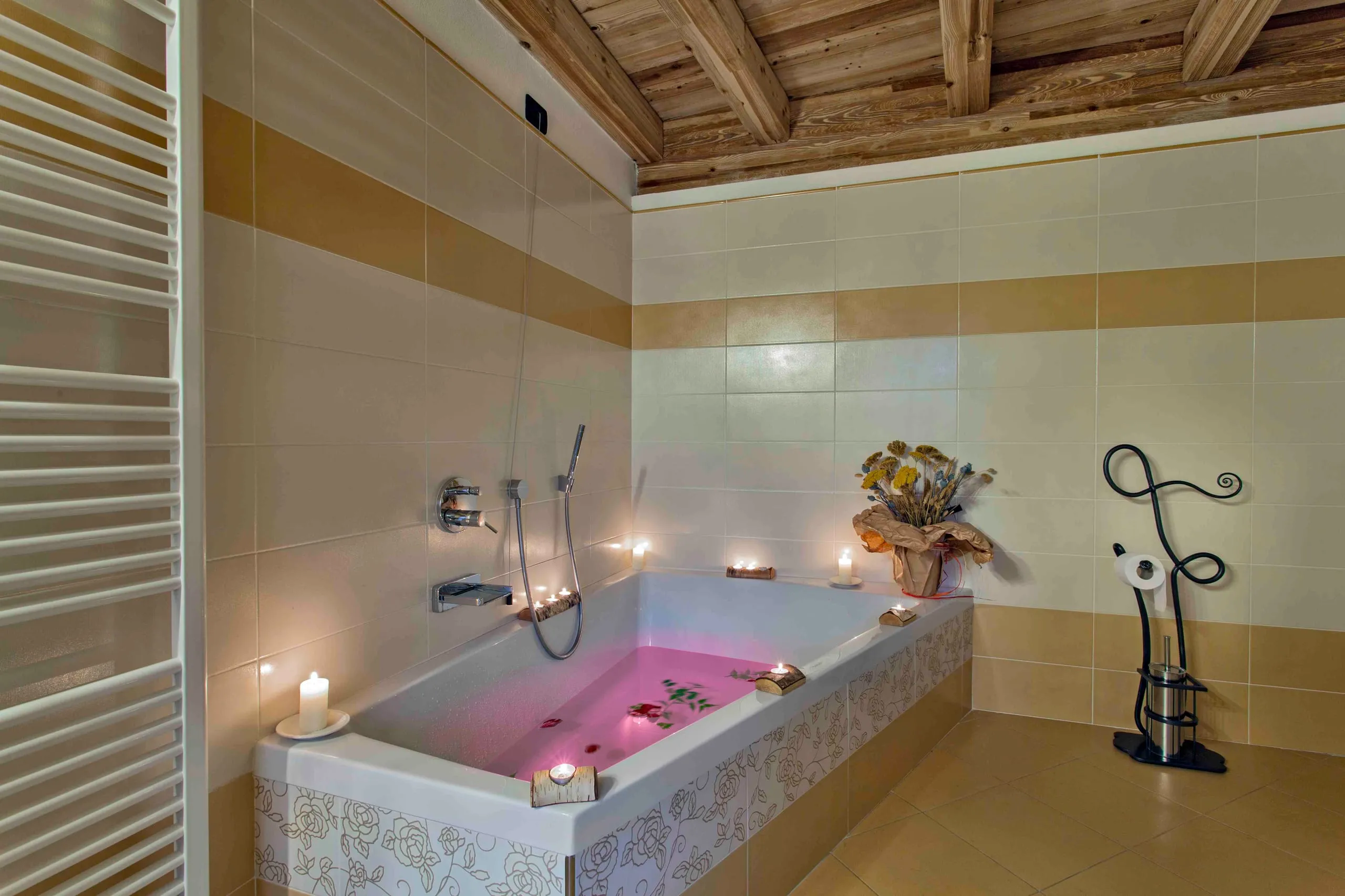 Vasca con le candele nel bagno della suite Leonardo da Vinci