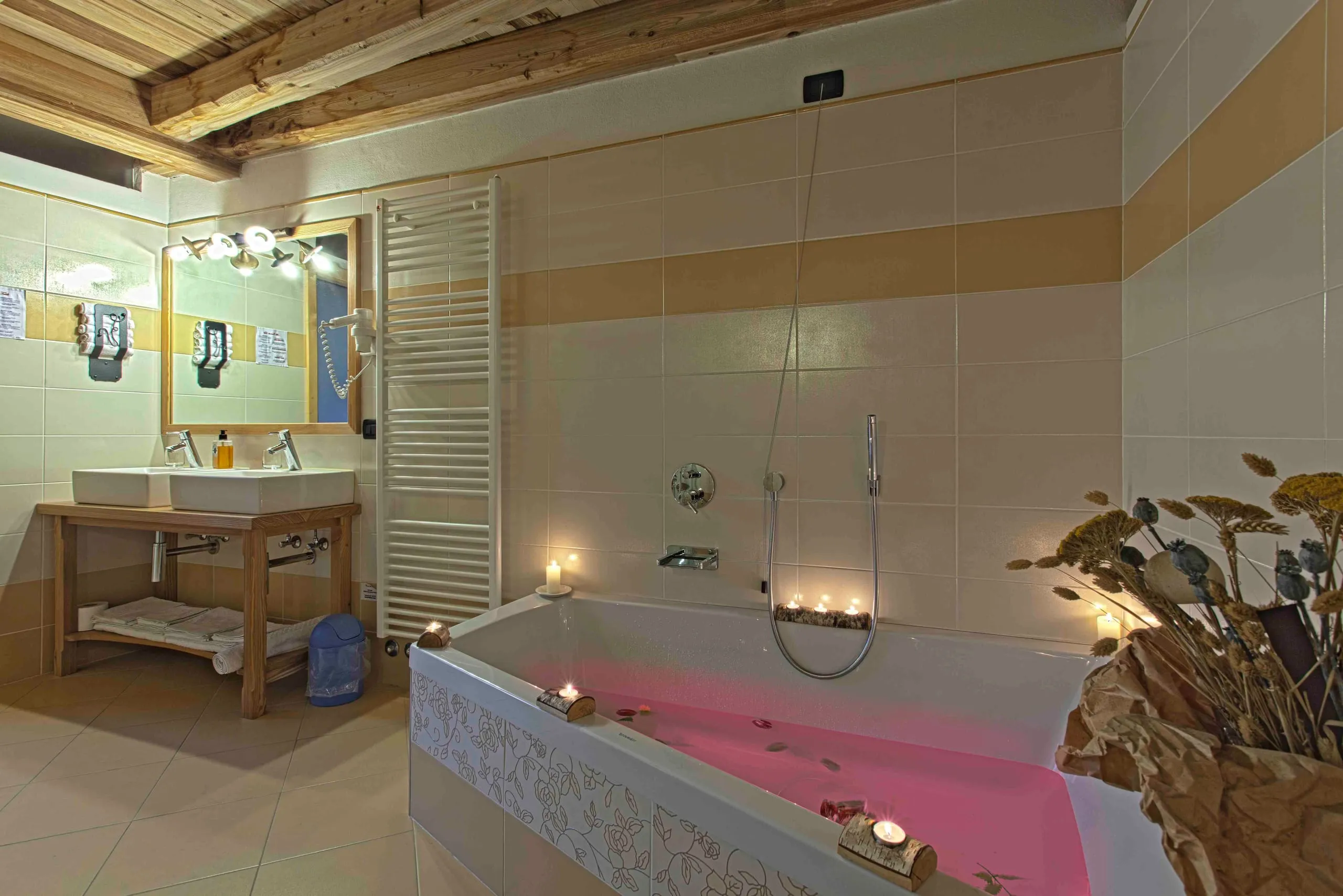 Bagno della suite Leonardo da Vinci con vasca e lavabi