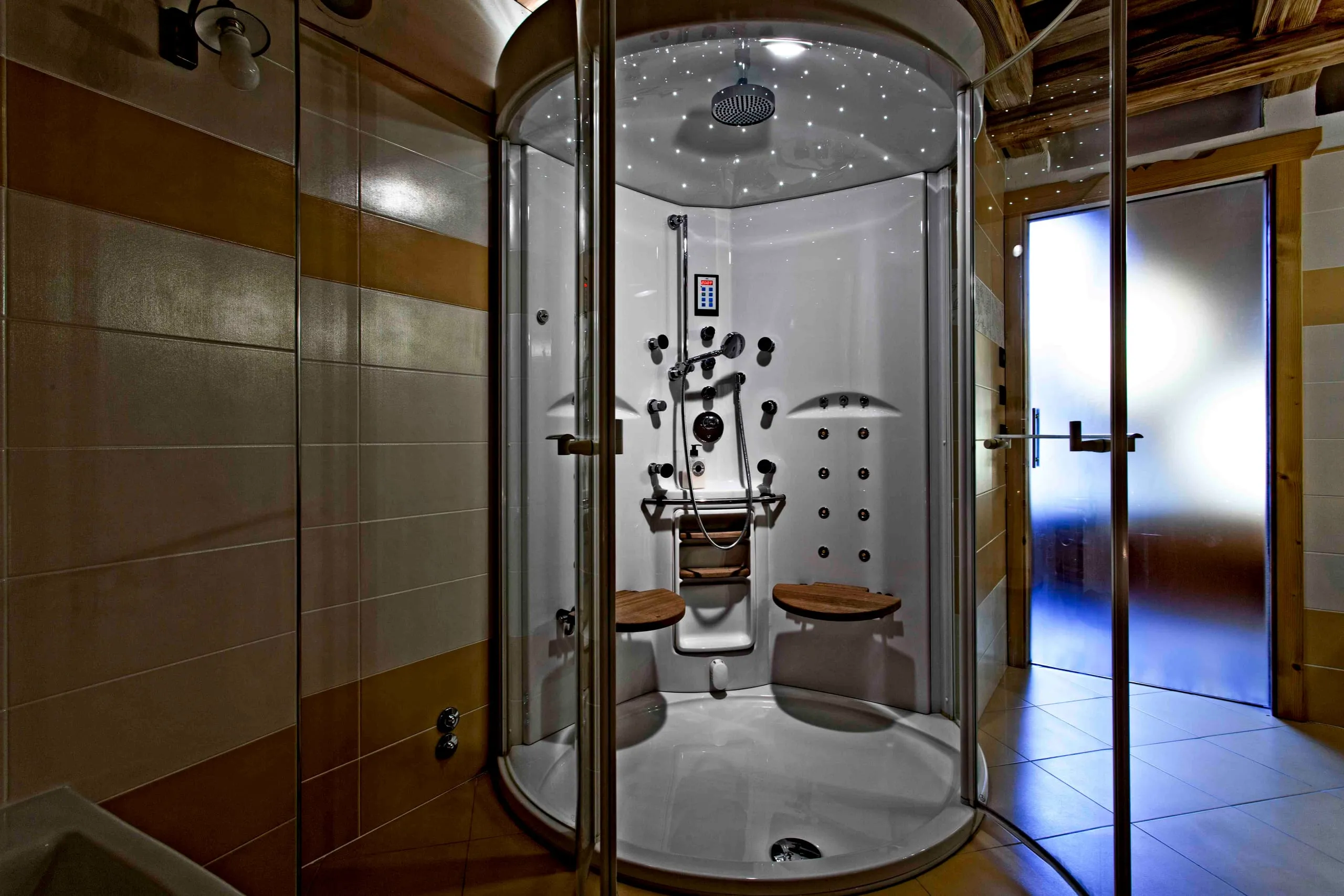 Cabina multifunzione in vetro della suite Leonardo da Vinci