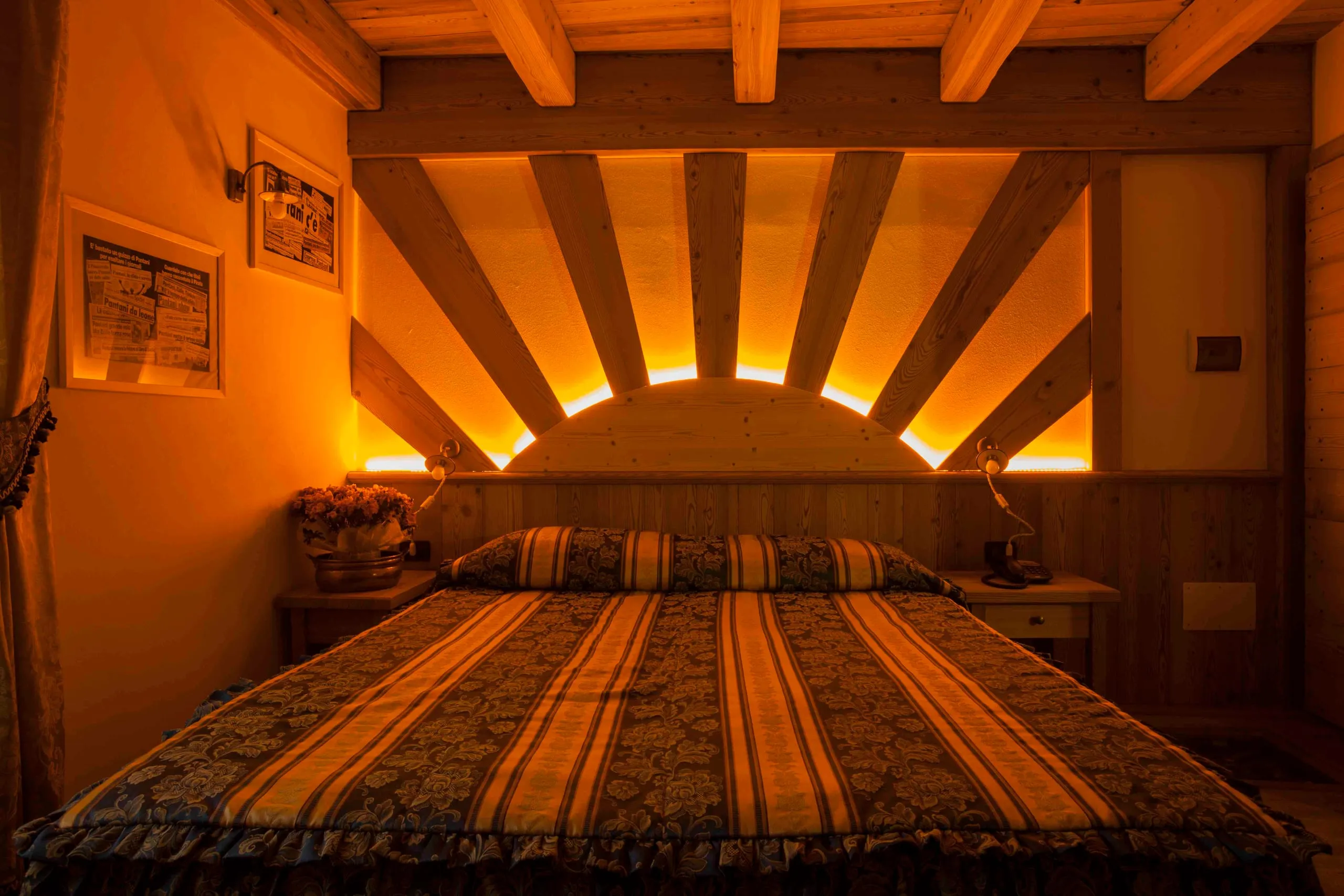 Letto con la testiera a raggiera illuminata, suite Marco Pantani