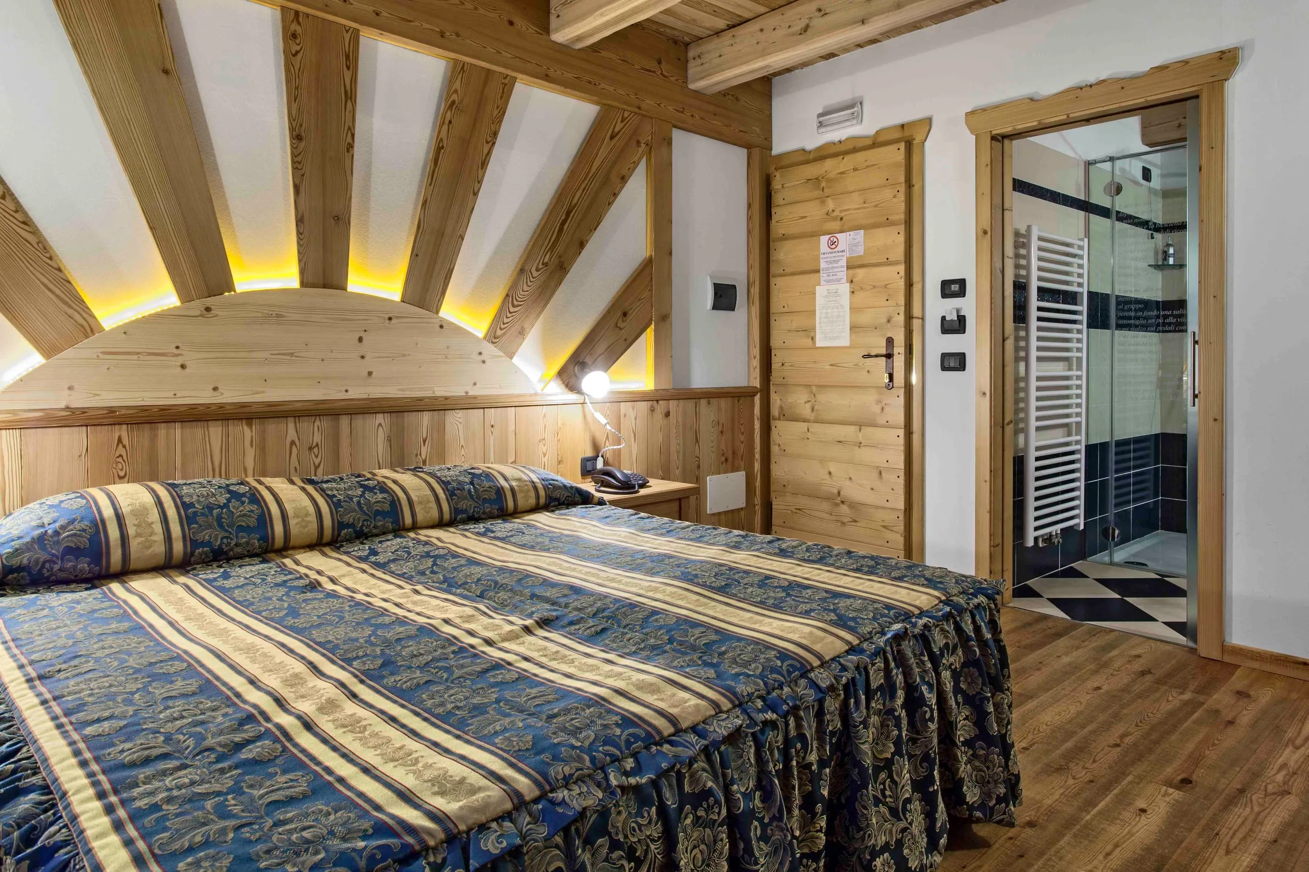 Suite Marco Pantani: letto e porta del bagno