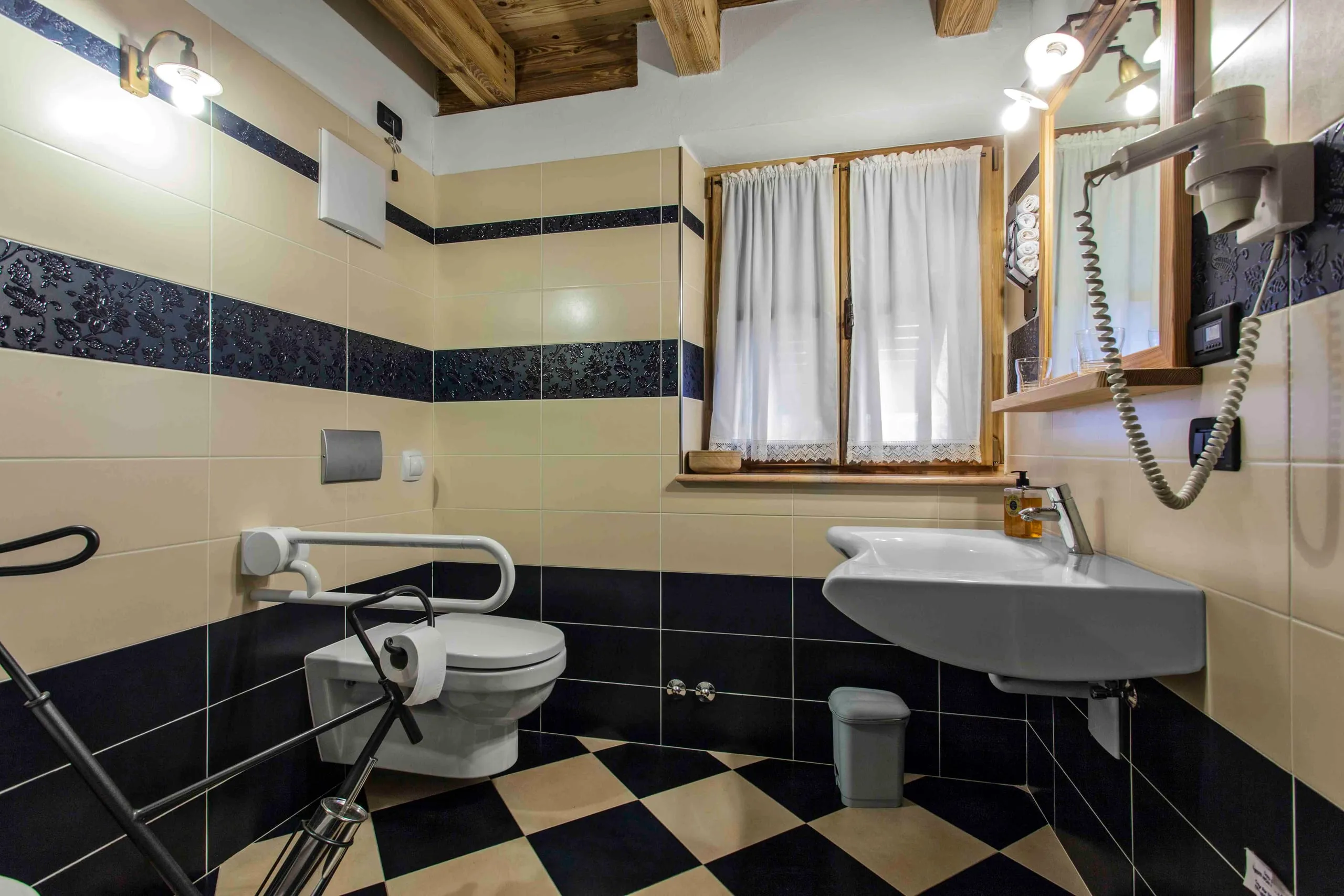 Bagno accessibile con i maniglioni della suite Marco Pantani