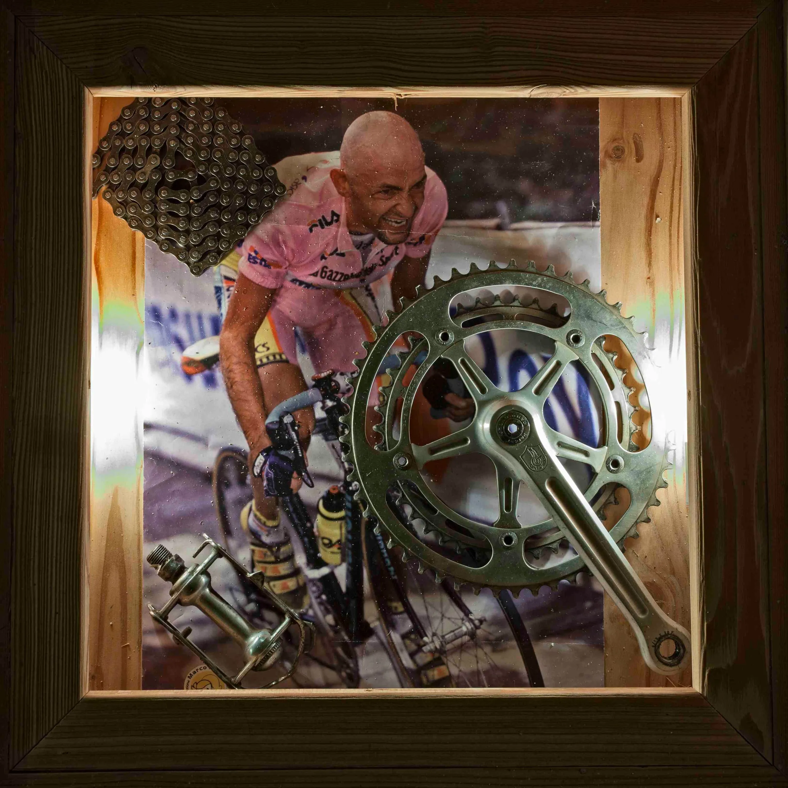 Luce di cortesia con la corona della bicicletta e il ritratto di Pantani