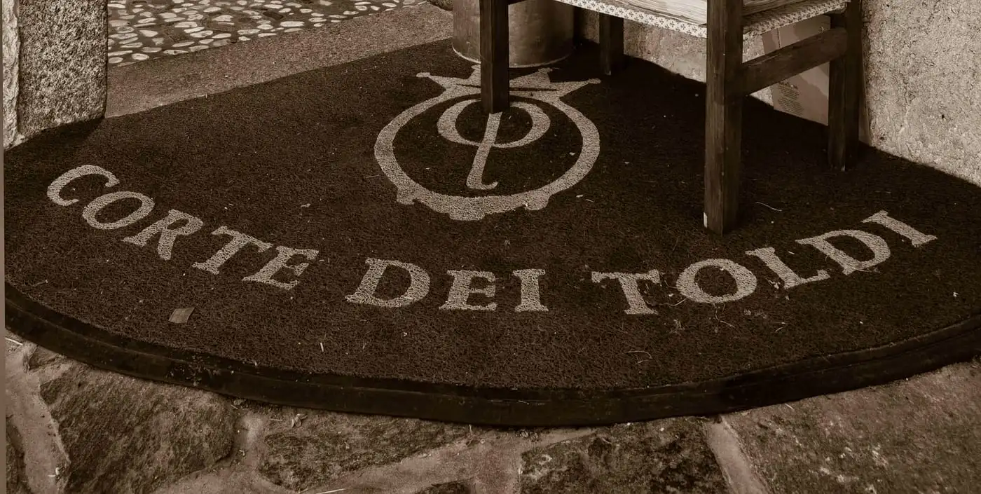 Ingresso dell'osteria con il tappeto della Corte dei Toldi